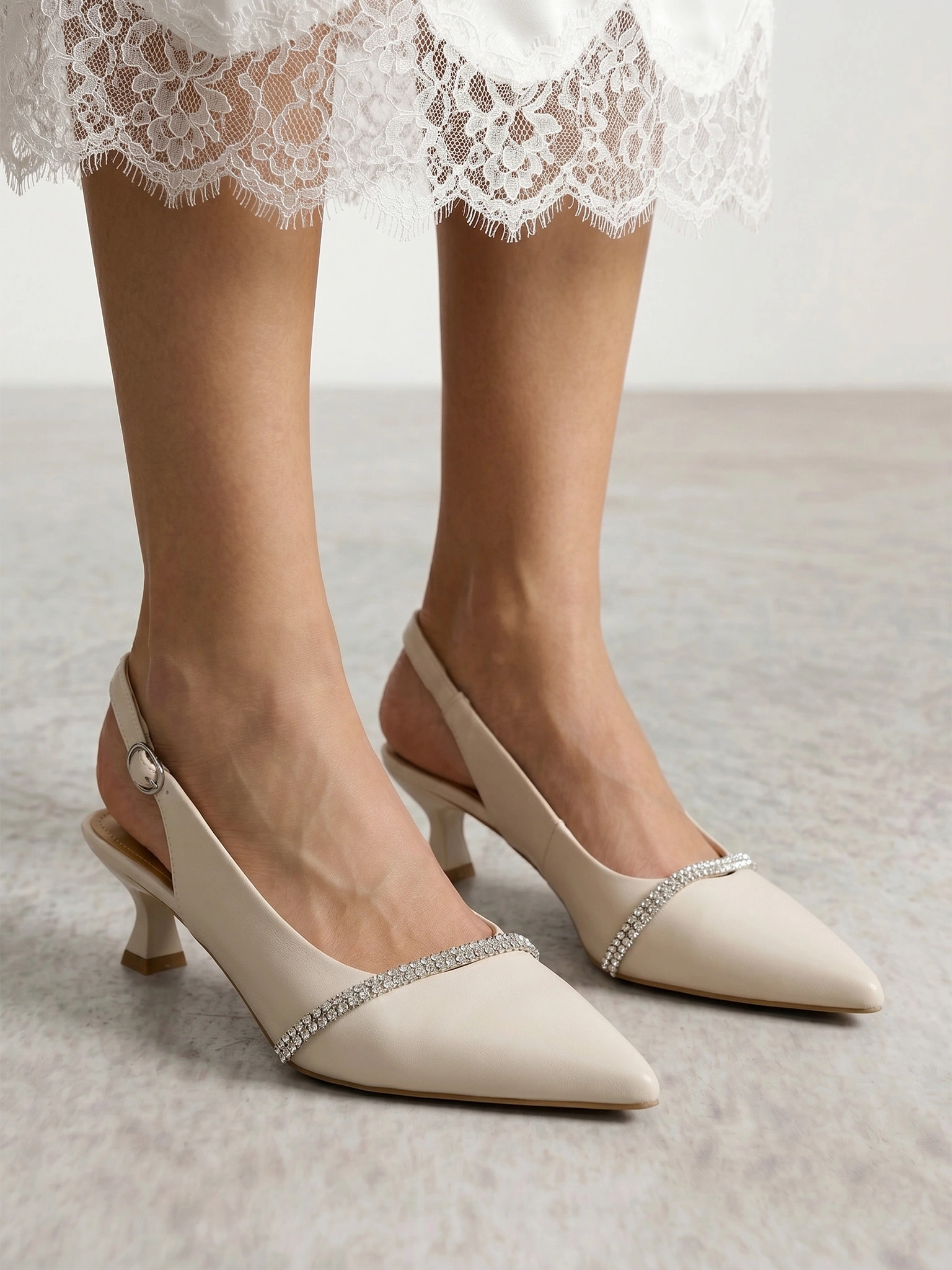 Туфли-слингбэки молочного цвета со стразами на низком каблуке